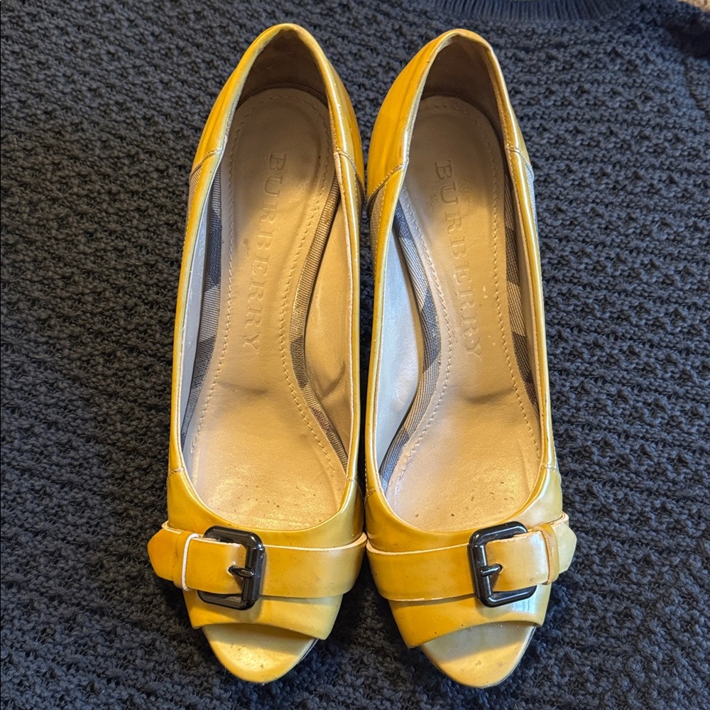 Burberry peep toe kitty heel shoes size 38 1/2 mustard color made in Italy